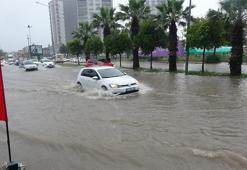 MGM uyardı! Adana’yı sağanak yağış vurdu, yollar göle döndü