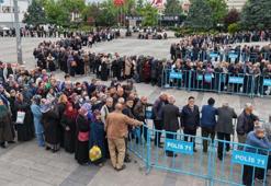 Bedava dağıtıldığını duyan oraya koştu! Yağmura rağmen kapış kapış gitti: Tam yarım milyon adet