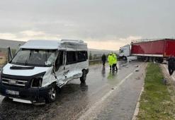 Ankara'da karşı şeride geçti minibüsle çarpıştı 11 kişi yaralandı