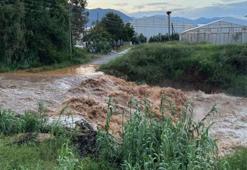 Anamur'da sağanak etkili oldu, sel suları yolu aştı, bahçeler sular altında kaldı