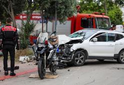 Muratpaşa'da polis motosikletiyle otomobil çarpıştı