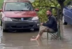 Sağanak yağış Ankara’da etkili oldu, göle dönen yolda olta ile balık tutmaya çalıştı