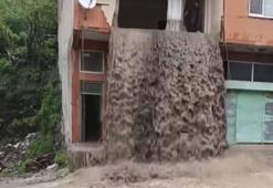 Ordu'da sel suları evin içinden geçip balkondan caddeye aktı