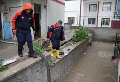 Sağanak Kırıkkale’de hayatı olumsuz etkiledi, ev ve iş yerlerini su bastı
