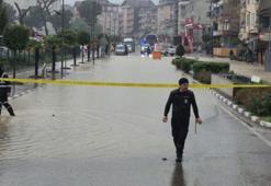 5 yol, 15 ev ve iş yerinde su baskını yaşandı, mahsur kalan 32 kişi kurtarıldı