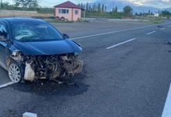 Direksiyon hakimiyetini kaybetti refüje çarptı 3 kişi yaralandı