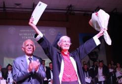 Rahime Uluşar 70 yaşında üniversite bitirdi, mezuniyet belgesini profesör oğlundan aldı