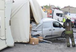 Başakşehir'de kontrolden çıkan TIR caddeyi birbirine kattı