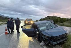 Tosya'da tekeri kopan otomobil refüje çarptı: 1 yaralı