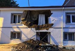 İznik'te 2 katlı evin duvarı büyük bir gürültüyle yıkıldı