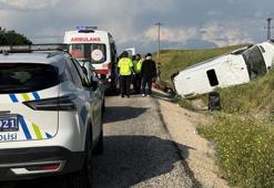 Diyarbakır-Silvan kara yolunda yolcu minibüsü, şarampole devrildi