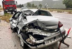 Manisa’daki feci kazada yol kenarındaki otomobile çarpan tır kaçtı