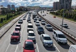 43 ilin geçiş noktası 'kilit kavşak'ta bayram trafiği havadan görüntülendi: Araçlar adım adım ilerledi