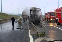 İstanbul'da TIR korkusu: Kuzey Marmara'da bariyerlere çarpıp alev aldı