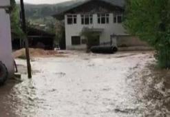 Amasya’da şiddetli yağmur yolları dereye çevirdi