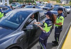 İzmir'de Otoyol Jandarması görev başında! Yoğun trafikte sürücülere ikramda bulundular