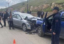 Cadde üzerinde kafa kafaya çarpıştılar, 8 kişi yaralandı