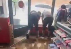 Muş’ta sağanak ve dolu yağışı etkili oldu iş yerlerini su bastı