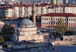 Sivas'ta bayram sabahında gözler onlardaydı: Tarihi camiye geldiler