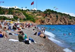 Antalya sahillerinde bayram yoğunluğu! Kalabalık artarak devam ediyor