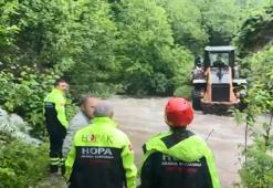 Hopa'da taşan dere 4 çay işçisini mahsur bıraktı, imdatlarına ekipler yetişti