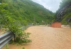 Şiddetli sağanak nedeniyle Giresun'da yol ulaşıma kapatıldı