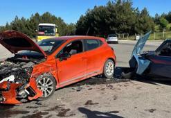 Uşak'ta otomobiller çarpıştı 5 kişi yaralandı