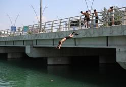 Adana'da ölümle dans sezonu açıldı: Geleneksel sulama kanalı serinliği başladı
