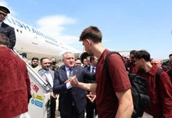 Bakan Bak, milli futbolcuları ABD'ye uğurladı!