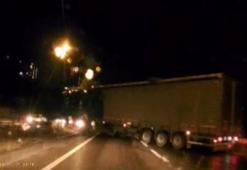 Makaslayan TIR, Bursa-Yalova kara yolunu trafiğe kapattı