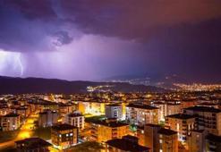 Karabük’te peş peşe çakan şimşekler geceyi gündüze çevirdi