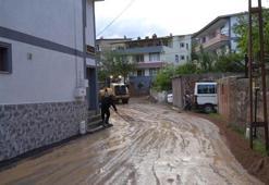 Sağanak sele neden oldu bir ev, ahır ve 4 araç zarar gördü