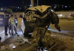 Batman'da direğe çarpan otomobil, beton kaidesi üzerinde asılı kaldı