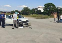 İnegöl'de otomobil ile özel halk otobüsü çarpıştı