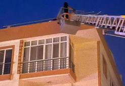 Lapseki'de 4 katlı apartmanda yangın paniği: Çatıda mahsur kalan 4 kişi kurtarıldı