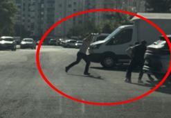 Husumetli 2 grup arasındaki silahlı kavgada 3 kişi yaralandı: Dehşet anları kamerada