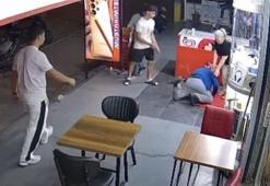 Tartıştığı kadın esnafa bıçak çekti, ayağı takılıp yere düştü: O anlar kameraya böyle yansıdı