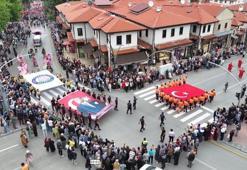 Uluslararası Gül Festivali'nde renkli görüntüler ve büyük coşku: Binlerce kişi kortejde buluştu