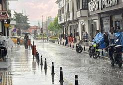 Aniden bastıran sağanak vatandaşlara zor anlar yaşattı