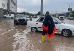 Kayseri’de yağışta araçlarıyla mahsur kalan vatandaşlar AFAD ekipler tarafından kurtarıldı
