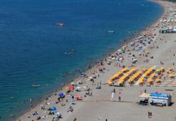 Antalya'da iki farklı görüntü! Bir yanda karla mücadele diğer yanda sahilde deniz keyfi