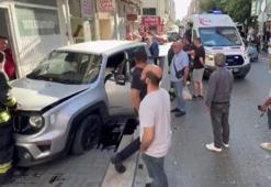 Tekirdağ'da sürücüsünün kontrolünden çıkan otomobil kahvehane duvarına çarptı