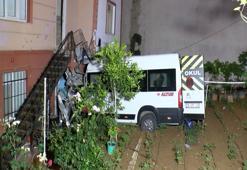 Çekmeköy'de minibüs evin bahçesine uçtu: İstanbul'da korkutan kaza