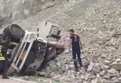 Erzurum-Artvin kara yolunda feci kaza: Freni patlayan tırdan atlayan sürücü öldü, 2 kişi yaralandı