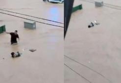 Sel sularına kapılan yaşlı adamı son anda kurtardılar