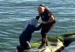 Avcılar sahilde denize düşen kadın son anda kurtarıldı!