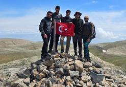 Komşu iki il 2 bin 550 rakımlı zirvede birleşti, en yüksek yere Türk bayrağı dikti