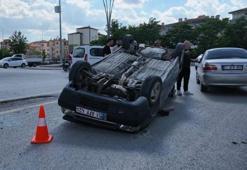 Sürücüsünün direksiyon hakimiyetini kaybettiği otomobil takla attı