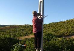 Cep telefon çekmeyen mezrada vatandaşlar elektrik direğine çıkıyor