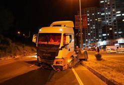 Kastamonu'da lastiği patlayan tır, önce su kanalına sonra refüje çarptı